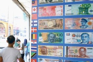 Các đồng tiền châu Á thi nhau mất giá